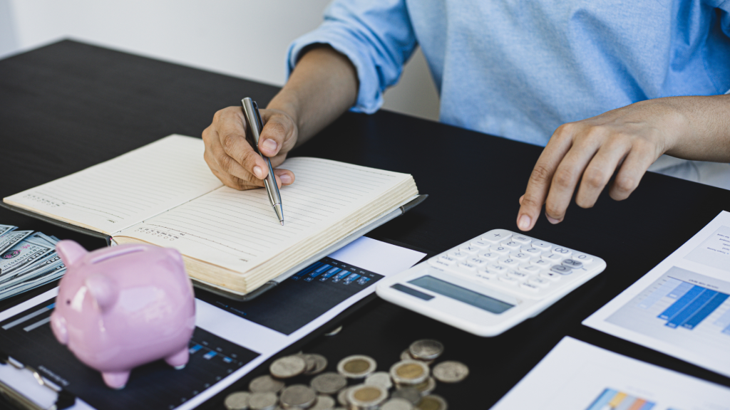 ¿Cómo puedo calcular el interés en una cuenta de ahorro o inversión