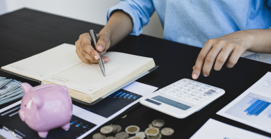 ¿Cómo puedo calcular el interés en una cuenta de ahorro o inversión